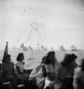 Zeilregatta. Op de voorgrond Indonesische jonge vrouwen aan boord van een schip, Bestanddeelnr 14438