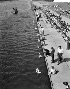 Zeilwedstrijd op de bosbaan te Amsterdam met door de jeugd vervaardigde zeilboot, Bestanddeelnr 910-3583