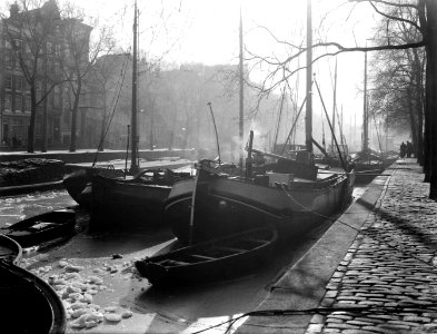 Zeilschepen aan de Geldersekade in Amsterdam, Bestanddeelnr 189-0068 photo