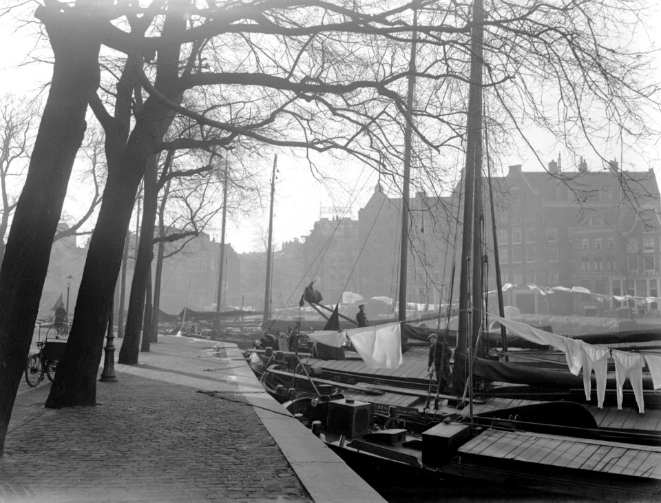 Zeilschepen aan de De Ruyterkade in Amsterdam, Bestanddeelnr 189-0065