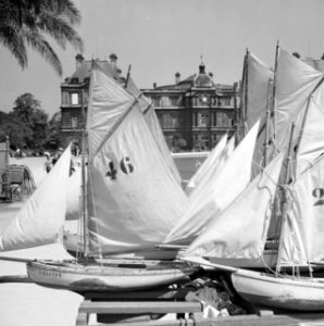 Zeilboten in een van de vijvers van de Jardin du Luxembourg, Bestanddeelnr 254-2134