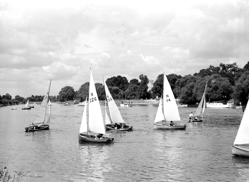 Zeilboten op de rivier de Theems, Bestanddeelnr 191-0727