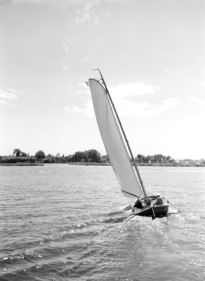 Zeilboot varend op plas, Bestanddeelnr 190-1315