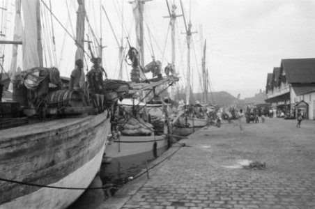 Zeilschepen in een haven Batavia, Bestanddeelnr 363-4-1