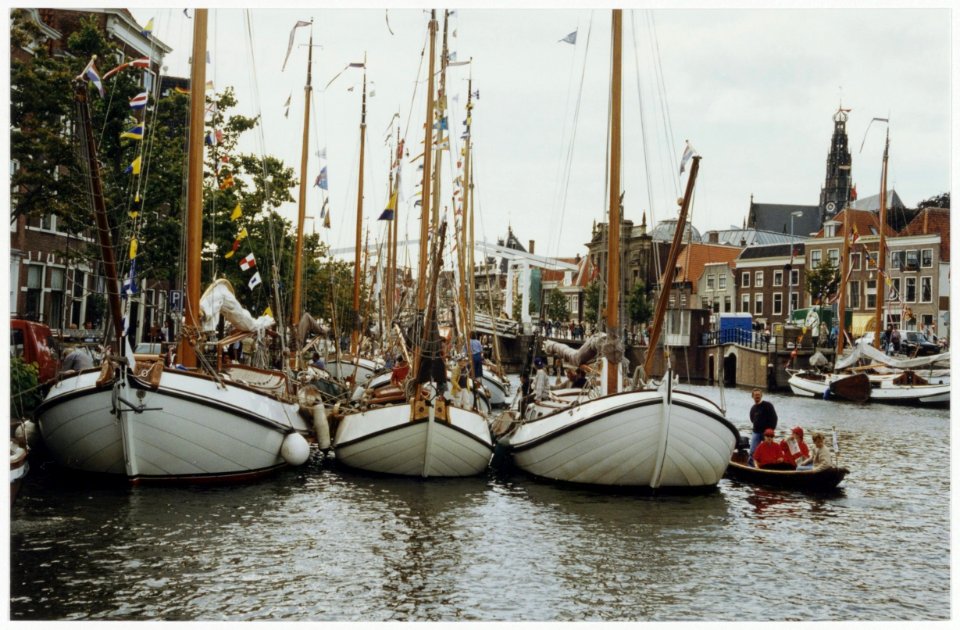 Zeilschepen op het Spaarne tijdens de Haarlemse Vaardagen. Ziende naar het oosten met de Gravestenenbrug. NL-HlmNHA 54036086