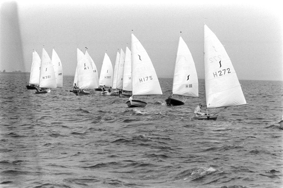 Zeilen Flevorace op IJsselmeer, start in Enkhuizen, Bestanddeelnr 924-7958