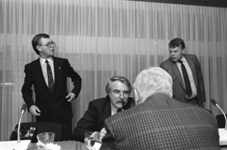 Zeist, vergadering sectie betaald voetbal KNVB v.l.n.r. Jan Huybregts , voorzit, Bestanddeelnr 934-3656
