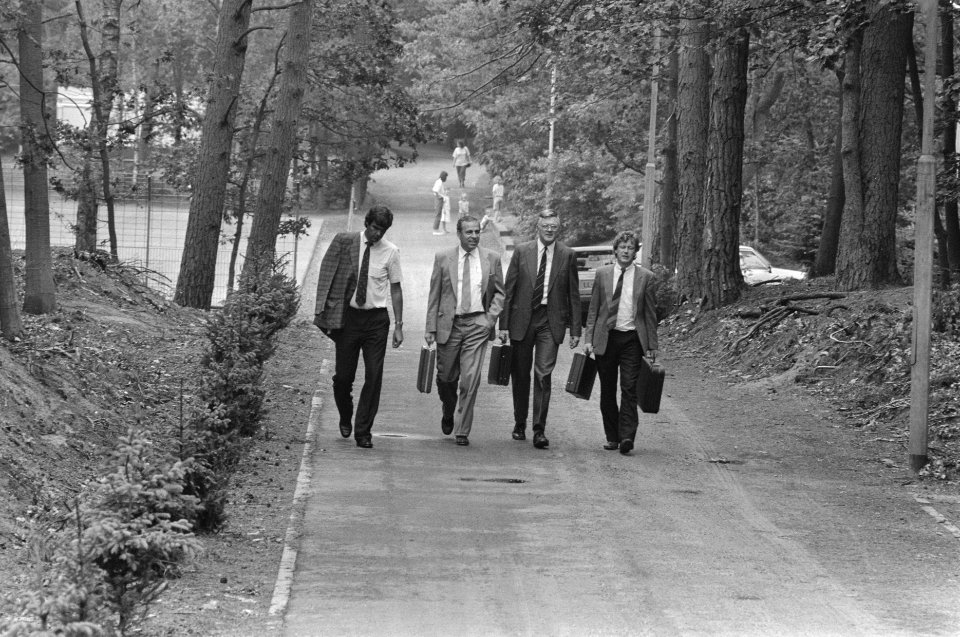 Zeist, voetballer Frank Rijkaard voor arbitragecommissie i.v.m. tekenen van cont, Bestanddeelnr 934-0249