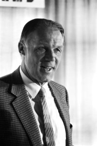 Zeist, Rinus Michels tekent contract als technisch coordinator bij de KNVB Rinu, Bestanddeelnr 932-9672