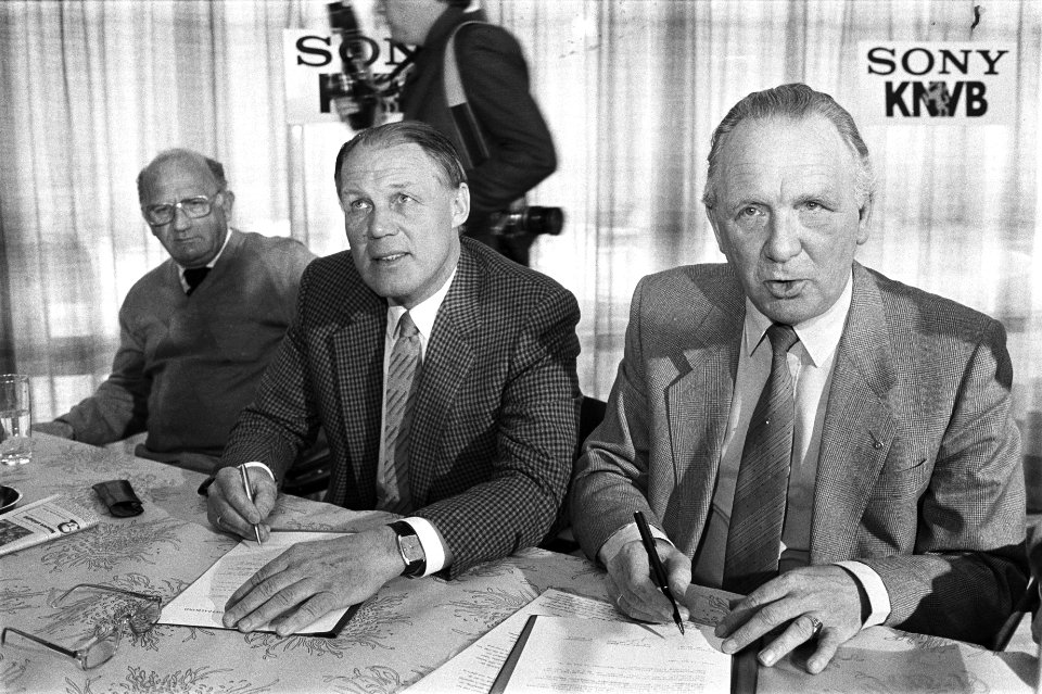 Zeist, Rinus Michels tekent contract voor technisch coordinator bij de KNVB Rin, Bestanddeelnr 932-9668