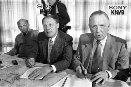 Zeist, Rinus Michels tekent contract voor technisch coordinator bij de KNVB Rin, Bestanddeelnr 932-9668