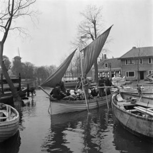 Zeilbootje doet dienst als veerpont Naam van het bootje Zoutelande, Bestanddeelnr 900-5287