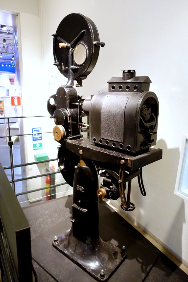 Zeiss Ikon Ernemann II film projector, 1930s - Tekniska museet - Stockholm, Sweden - DSC01562
