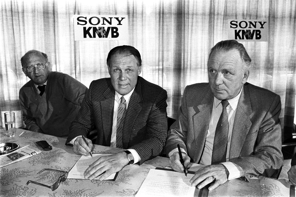 Zeist, Rinus Michels tekent contract voor technisch coordinator bij de KNVB Rin, Bestanddeelnr 932-9669