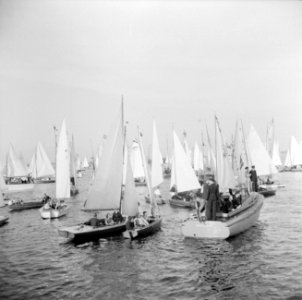 Zeilboten die aan de Piet Hein voorbij varen, Bestanddeelnr 255-7622