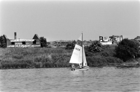 Zeilboot vaart langs het bezette eiland, Bestanddeelnr 932-6306