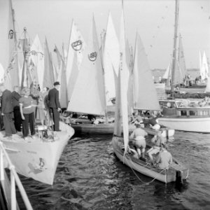 Zeilboten die aan de Piet Hein voorbij varen, Bestanddeelnr 255-7621