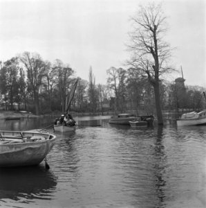 Zeilbootje doet dienst als veerpont Naam van het bootje Zoutelande, Bestanddeelnr 900-5288