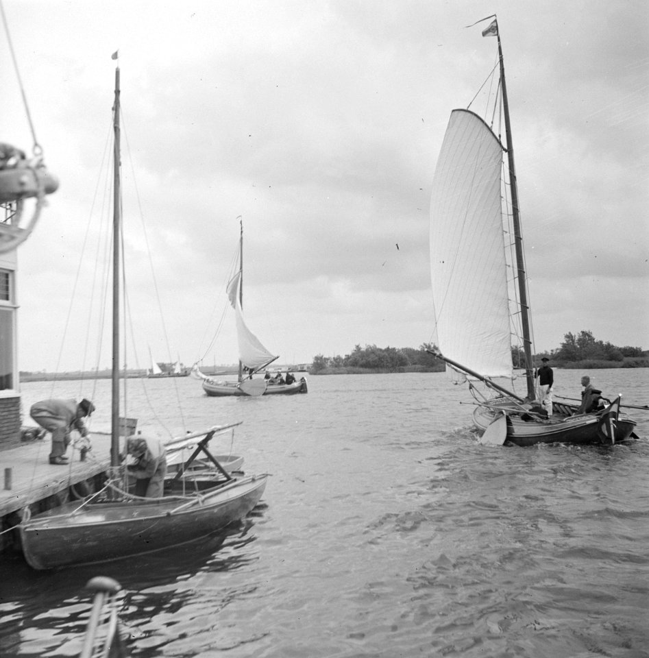 Zeilboot legt aan bij een steiger op het Pikmeer, Bestanddeelnr 191-0679