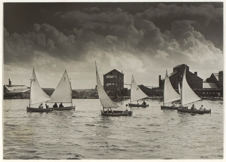 Zeilwedstrijden op het Noorder Buiten Spaarne in de Jol klasse ziende naar het oosten (op de achtergrond de Ritsfabriek). NL-HlmNHA 54010684