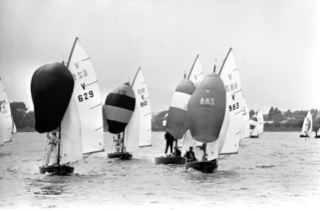 Zeilen op het IJ bij Durgerdam, de Vrijheidsklasse voor de wind, Bestanddeelnr 917-8573