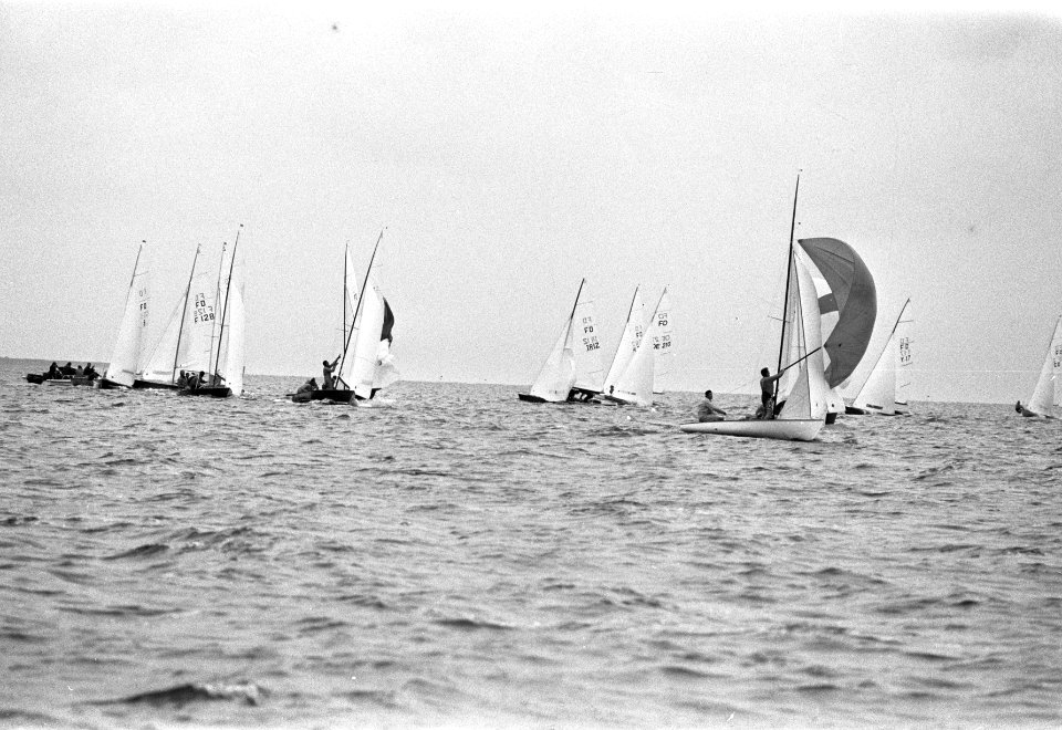 Zeilers Fred Imhoff en Korver (boot nummer 230) gaan als winnaar over de finish, Bestanddeelnr 925-7113