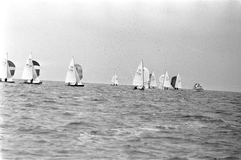 Zeilers Fred Imhoff en Korver (boot nummer 230) gaan als winnaar over de finish, Bestanddeelnr 925-7114