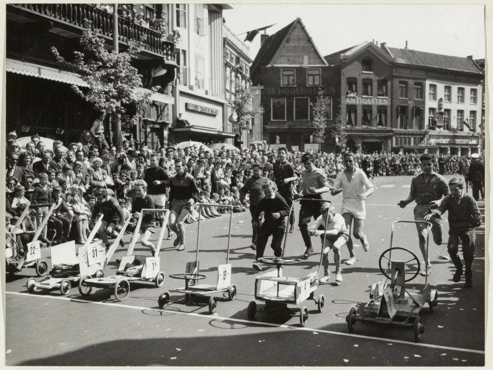 Zeepkistenrace op de Grote Markt op Bevrijdingsdag 1959. NL-HlmNHA 54010710
