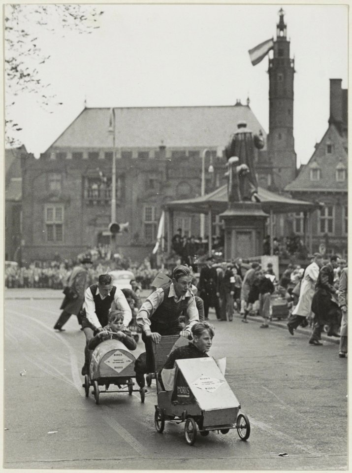 Zeepkistenrace op de Grote Markt op 5 mei 1950. NL-HlmNHA 54010704