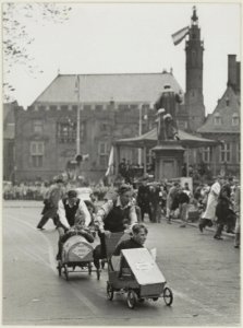 Zeepkistenrace op de Grote Markt op 5 mei 1950. NL-HlmNHA 54010704