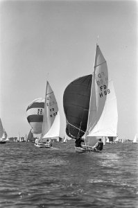 Zeilen Nieuw Loosdrechtweek De Flying Dutchman klasse onderweg, Bestanddeelnr 915-3854