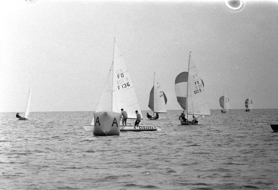 Zeilers Fred Imhoff en Korver (boot nummer 230) gaan als winnaar over de finish, Bestanddeelnr 925-7115
