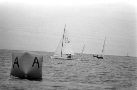 Zeilers Fred Imhoff en Korver (boot nummer 230) gaan als winnaar over de finish, Bestanddeelnr 925-7112
