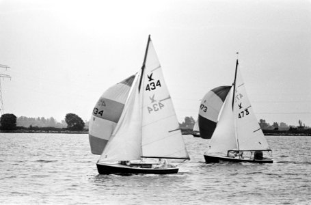 Zeilen op het IJ bij Durgerdam, de Sternklasse voor de wind, Bestanddeelnr 917-8575