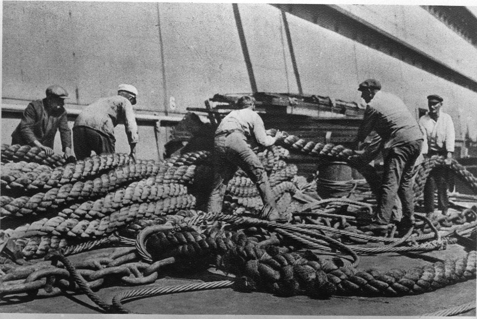 Zeemannen bezig met het oprollen van grote touwkabels, Bestanddeelnr 935-3321