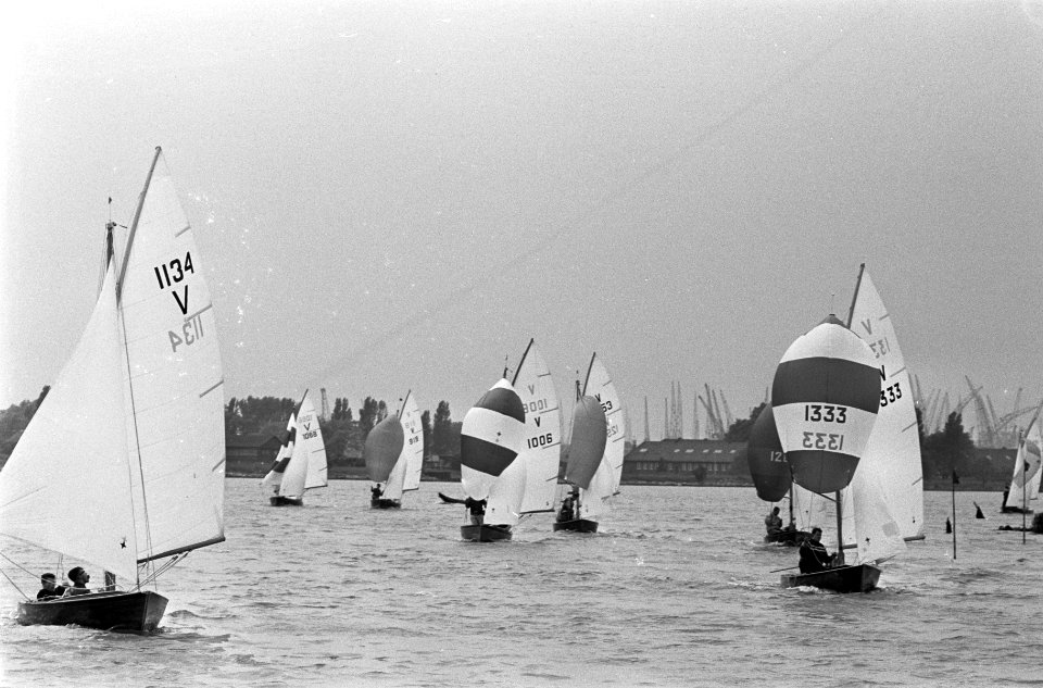 Zeilen op het IJ bij Durgerdam, de Vrijheidsklasse voor de wind, Bestanddeelnr 917-8574