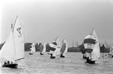 Zeilen op het IJ bij Durgerdam, de Vrijheidsklasse voor de wind, Bestanddeelnr 917-8574