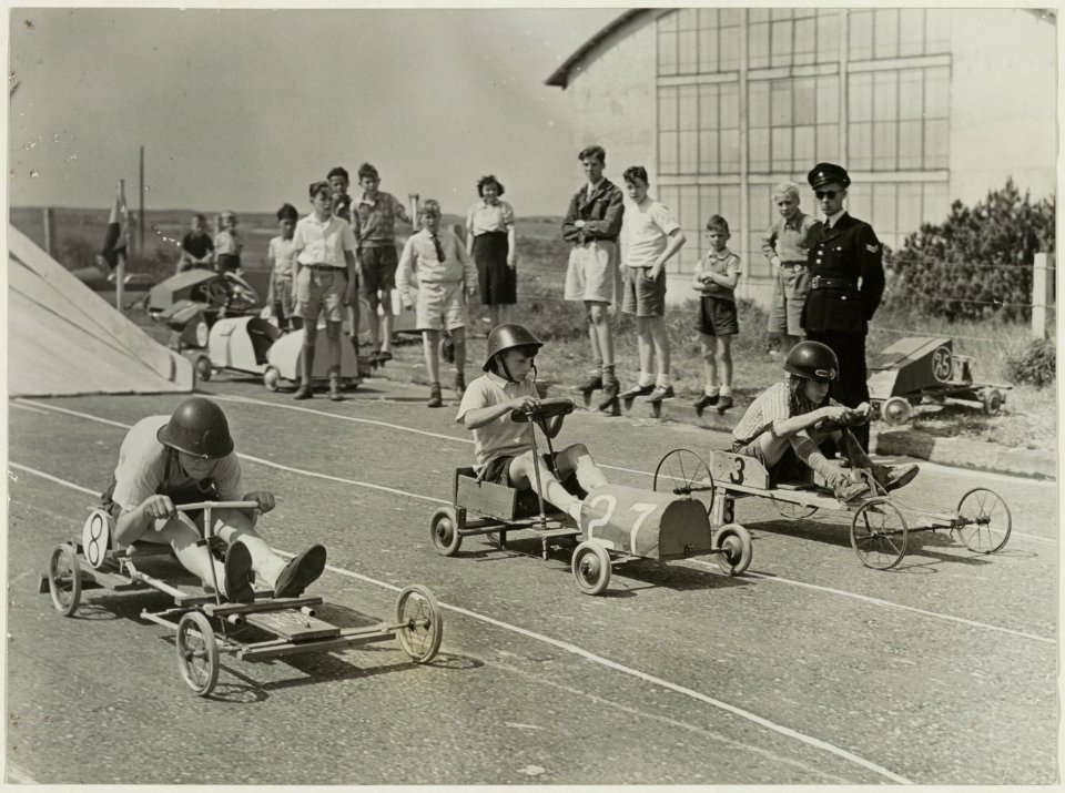Zeepkistenrace op het circuit tijdens de Zandvoortse sportweek 1950. NL-HlmNHA 54010297