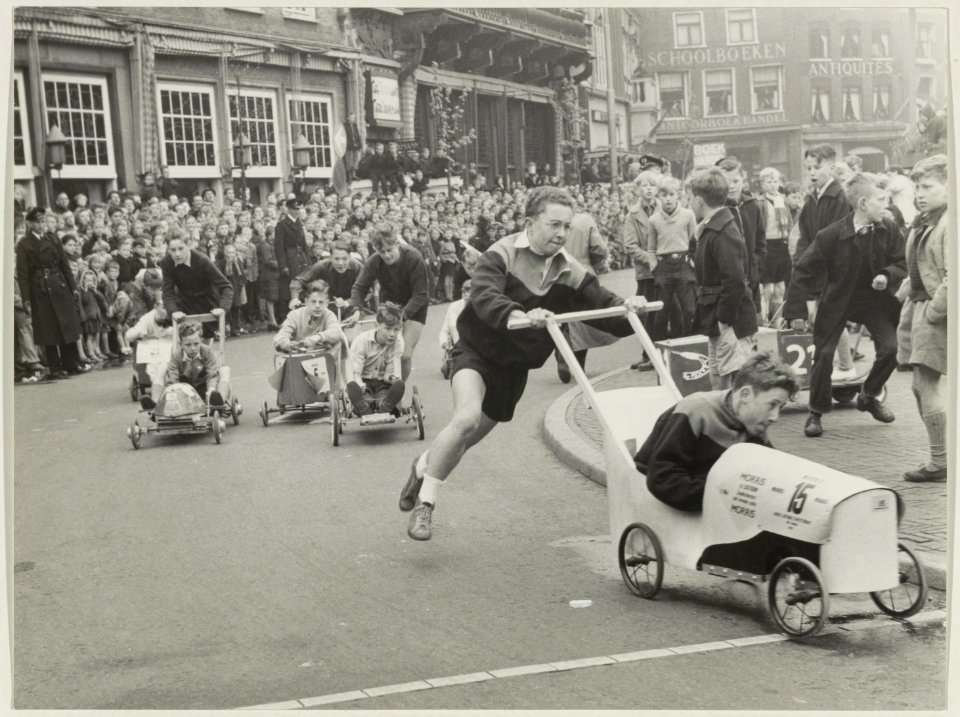 Zeepkistenrace op de Grote Markt op Bevrijdingsdag 1954. NL-HlmNHA 54010709
