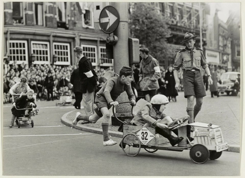 Zeepkistenrace op de Grote Markt op Bevrijdingsdag 1954. NL-HlmNHA 54010707