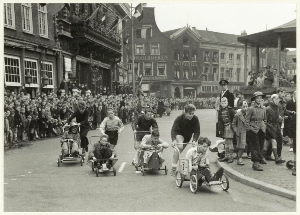 Zeepkistenrace op de Grote Markt op Bevrijdingsdag 1954. NL-HlmNHA 54031752