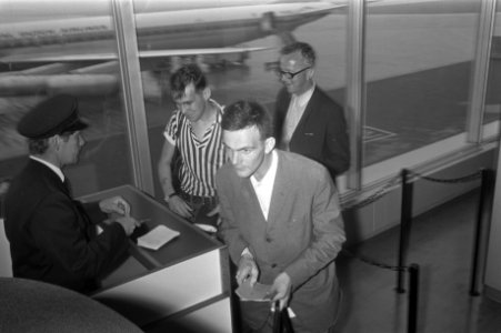 Zeelieden na Chinese gevangenschap in Nederland aankomst Schiphol r. O. Revier, Bestanddeelnr 922-7094