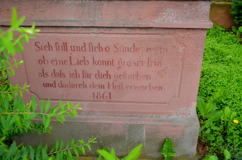 Zeilsheim, Kruzifix Hofheimer Straße, Sockel