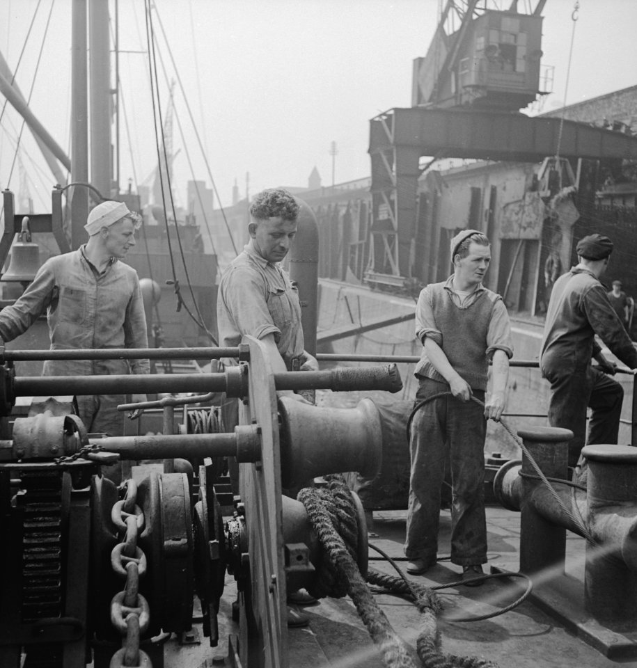 Zeelieden aan het werk op Nederlandse kustvaarder in de haven van Londen, Bestanddeelnr 935-2793