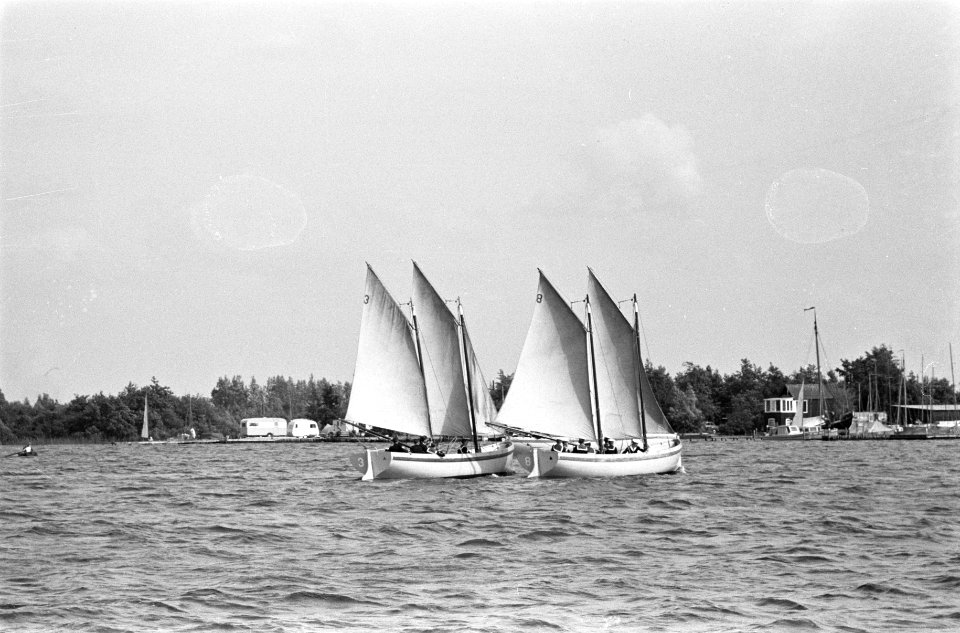 Zeilwedstrijd tussen de zeesloepen van het MOK (Marine Opleidings Kamp) op de Lo, Bestanddeelnr 912-8016