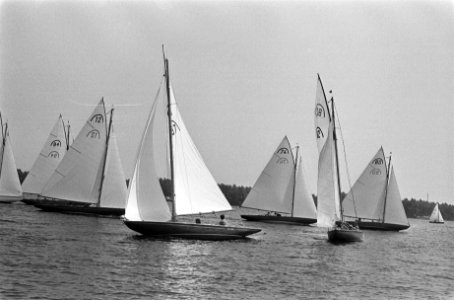 Zeilwedstrijden Kaagweek, regenboogklasse in aktie, Bestanddeelnr 926-5276