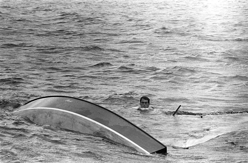 Zeilwedstrijden op Brasemermeer, de stuurman van de Rapid wacht op hulp, Bestanddeelnr 917-9530
