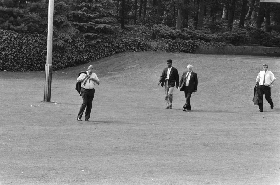 Zeist, voetballer Frank Rijkaard voor arbitragecommissie i.v.m. tekenen van cont, Bestanddeelnr 934-0248