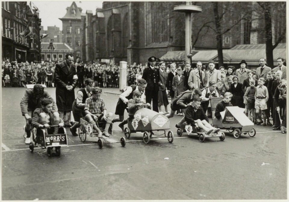 Zeepkistenrace op de Grote Markt t.g.v. Bevrijdingsdag. NL-HlmNHA 54010732