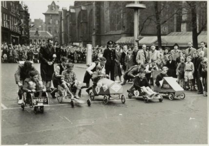 Zeepkistenrace op de Grote Markt t.g.v. Bevrijdingsdag. NL-HlmNHA 54010732